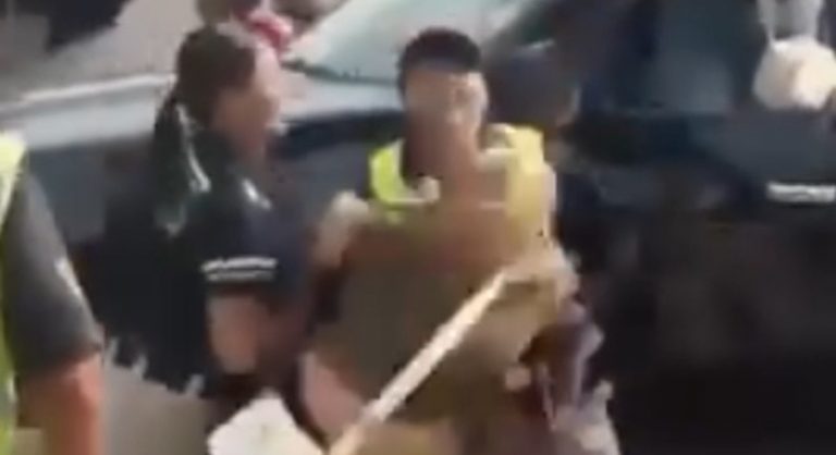 Policías y conductora arman bronca por infracción frente a hospital de SLP