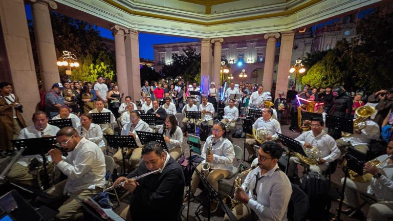 SERENATA ESPECIAL LLENA DE MÚSICA Y VIDA LA PLAZA DE ARMAS