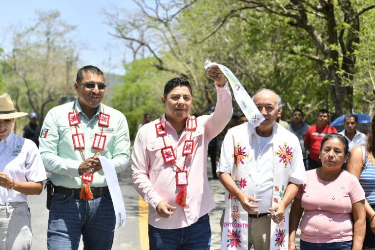 RICARDO GALLARDO INAUGURA UN CAMINO MÁS EN LA HUASTECA POTOSINA