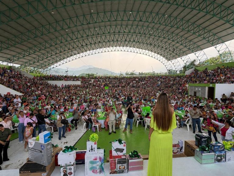 RUTH GONZÁLEZ CELEBRA EL DÍA DE LAS MADRES JUNTO A MILES DE MUJERES HUASTECAS