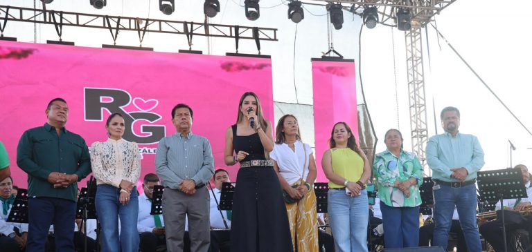 RUTH GONZÁLEZ FESTEJA A MÁS DE 8 MIL MAMÁS DE RIOVERDE