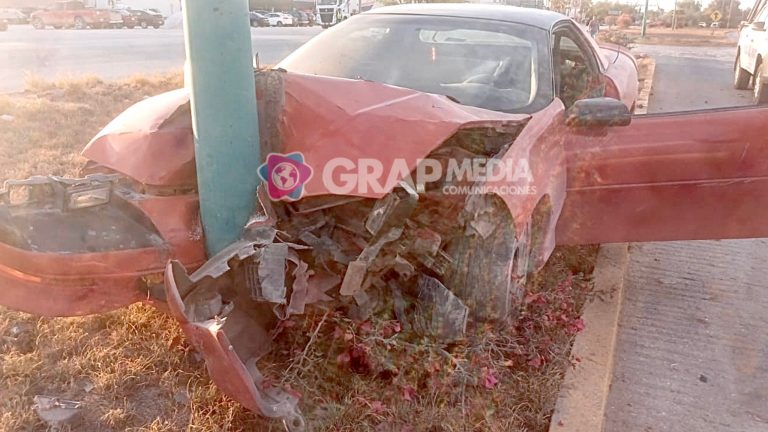 Auto invade camellón del Bulevar Turístico y choca contra poste