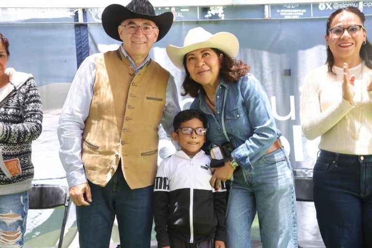 Estela Arriaga, Presidenta del DIF Municipal, entrega lentes a habitantes de Bocas