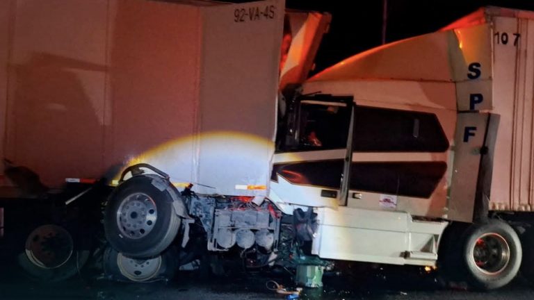 TRÁILER SE ESTRELLA POR ALCANCE EN EL LIBRAMIENTO; HAY UN HERIDO