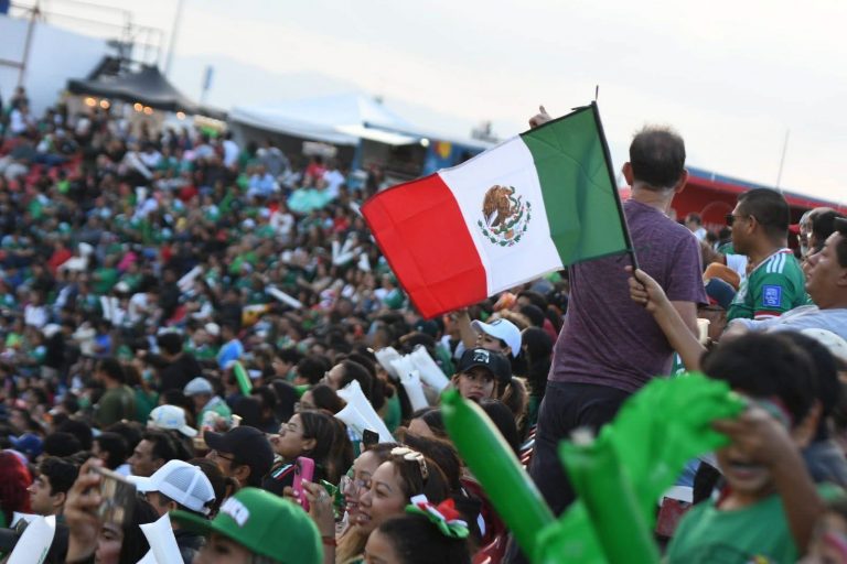 México gana y avanza a octavos
