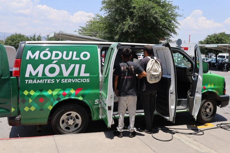 GOBIERNO ESTATAL ACERCA PLACAS MUNDIALISTAS A LAS FAMILIAS POTOSINAS