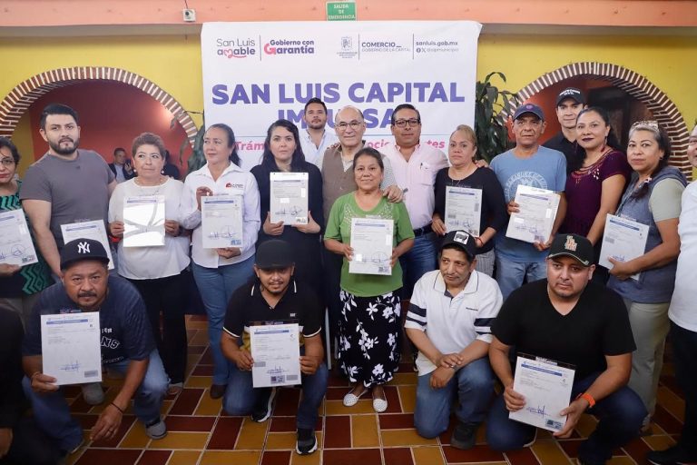 Trámites simples, negocios fuertes: Galindo entrega licencias