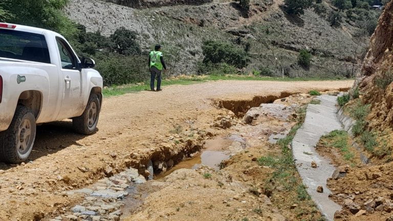 GOBIERNO ESTATAL EVALÚA Y ATIENDE AFECTACIONES POR LLUVIAS EN CAMINOS DEL ALTIPLANO