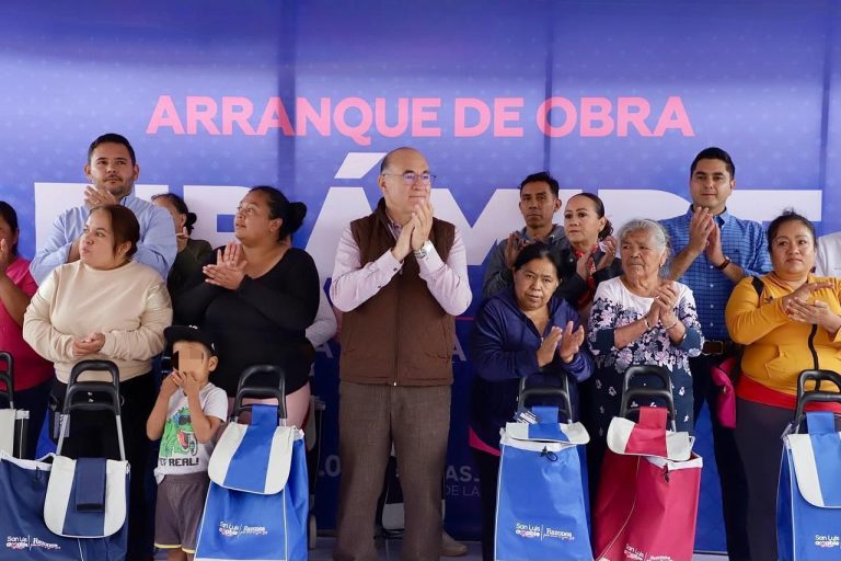 Enrique Galindo atiende demanda de más de 20 años, rehabilitación de calle en imperio azteca