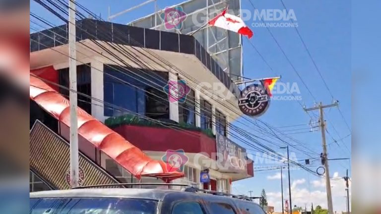 HOMBRE RECIBE DESCARGA ELÉCTRICA AL COLOCAR BANDERAS MUNDIALISTAS EN RESTAURANTE DE MATEHUALA