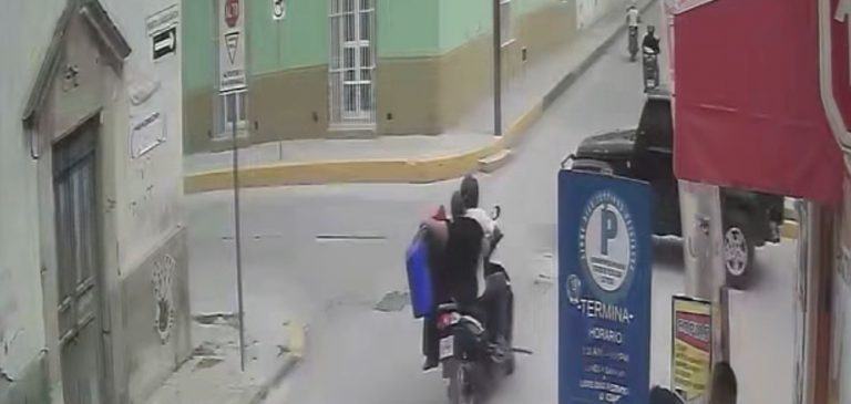 Motociclista a punto de chocar por ignorar un alto