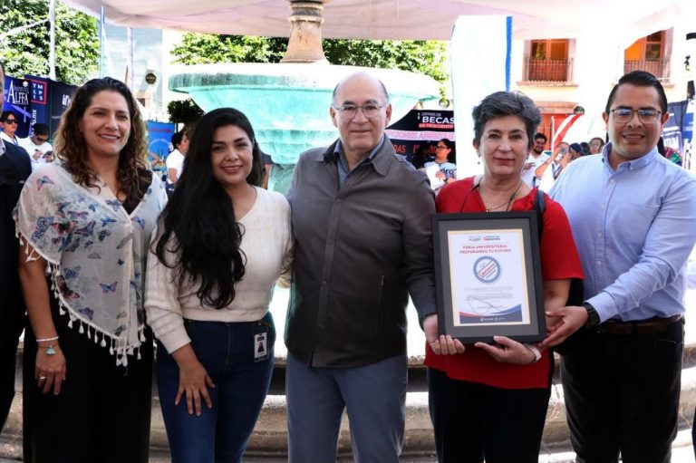 Enrique Galindo entrega Sello de Garantía a la Feria Universitaria 2026
