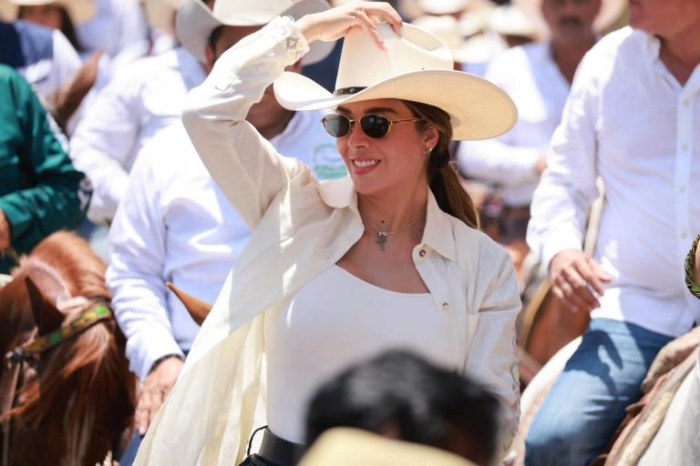 RUTH GONZÁLEZ ENCABEZA TRADICIONAL CABALGATA EN AQUISMÓN