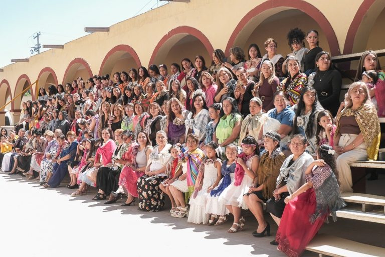 MÁS DE 130 MUJERES HONRAN LA TRADICIÓN DEL REBOZO