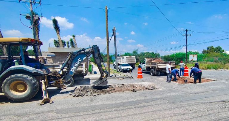 Gobierno de la Capital atiende de inmediato daño vial en Eje 130 e Industrias, en la Zona Industrial