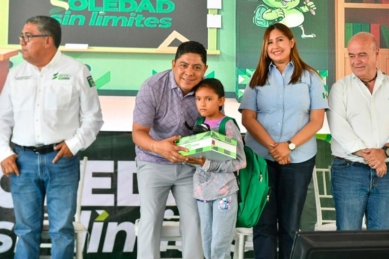 EL GOBERNADOR RICARDO GALLARDO INICIA ENTREGA DE APOYOS ESCOLARES 2026 EN SOLEDAD