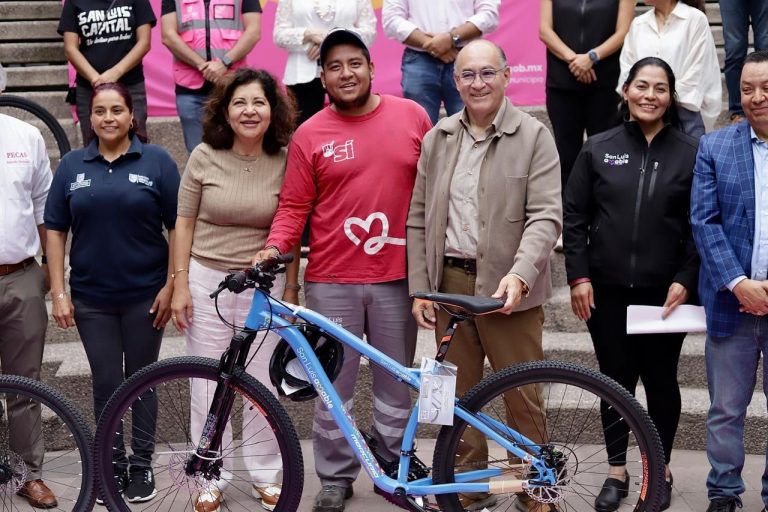 Enrique Galindo entrega bicicletas a personal operativo como estímulo a su importante labor