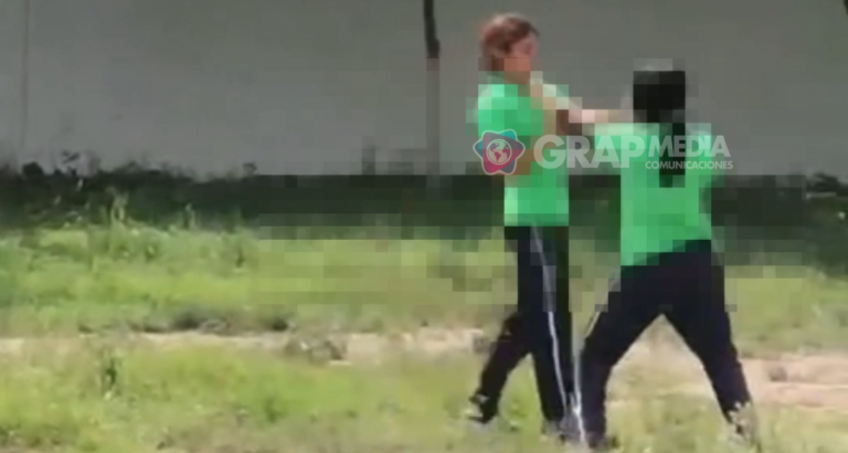 ALUMNAS DEL CONALEP MATEHUALA SE DAN DE MOQUETAZOS EN PELEA CALLEJERA