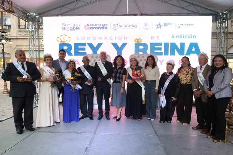 DIF Municipal coronó al Rey y Reina de Adultos Mayores 2026-2027