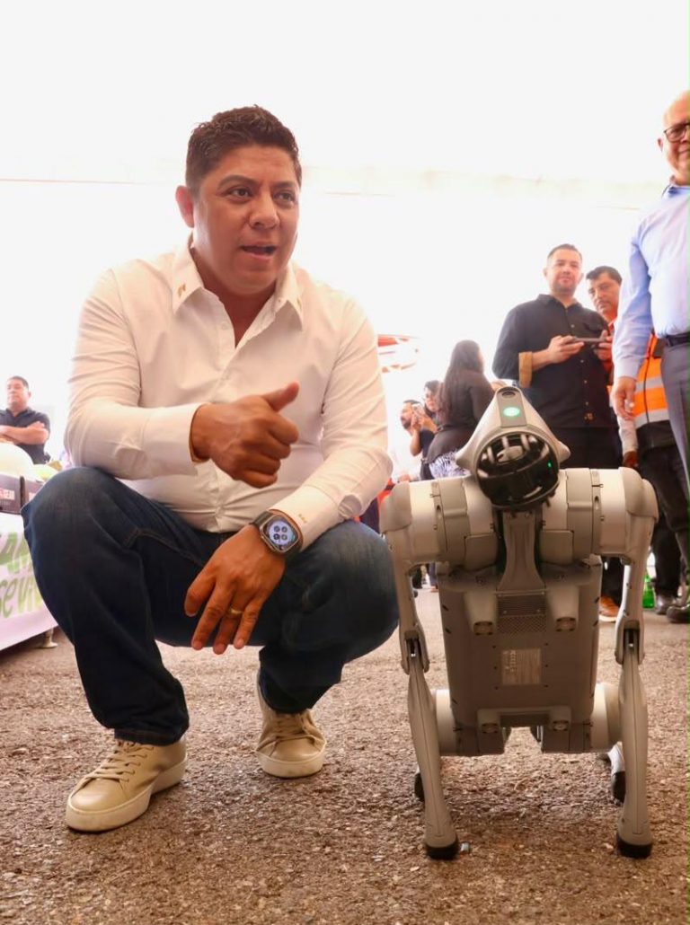 EL GOBERNADOR RICARDO GALLARDO PONE EN OPERACIÓN LOS PRIMEROS CUATRO PERROS ROBOT