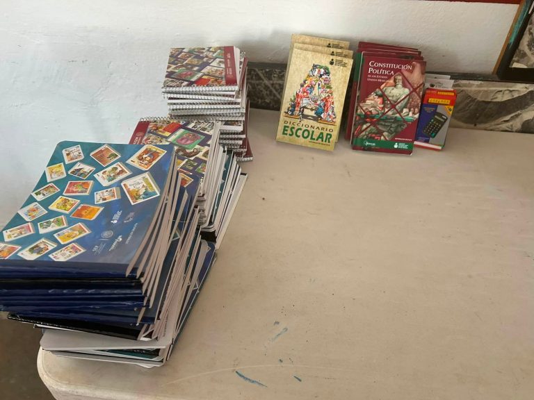 PRESUMEN ALCALDE Y REGIDORA DE LA PAZ GESTIÓN DE APENAS 25 PAQUETES DE ÚTILES ESCOLARES
