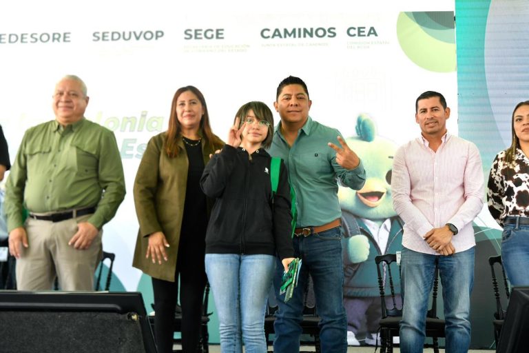 RICARDO GALLARDO ENCHULA LAS JULIAS CON MEJORES CALLES, SERVICIOS Y APOYOS ESCOLARES
