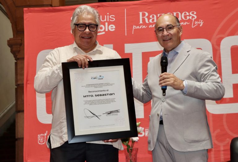 Enrique Galindo y el escultor Sebastián, presentan el libro “Chac Mol”