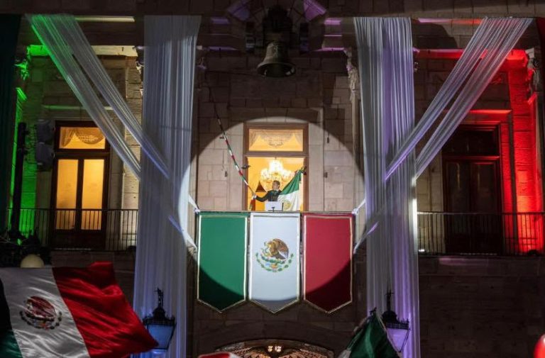 FAMILIAS POTOSINAS ESTÁN LISTAS PARA FESTEJAR EL GRITO DE INDEPENDENCIA EN PLAZA DE ARMAS